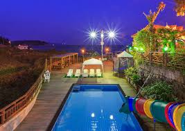 야외 수영장과 바베큐장